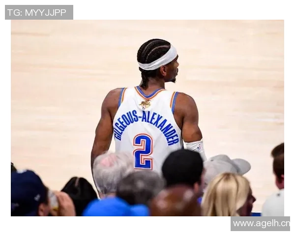 他以2米36的惊人高度轻松扣篮创下美国大学篮球历史新纪录